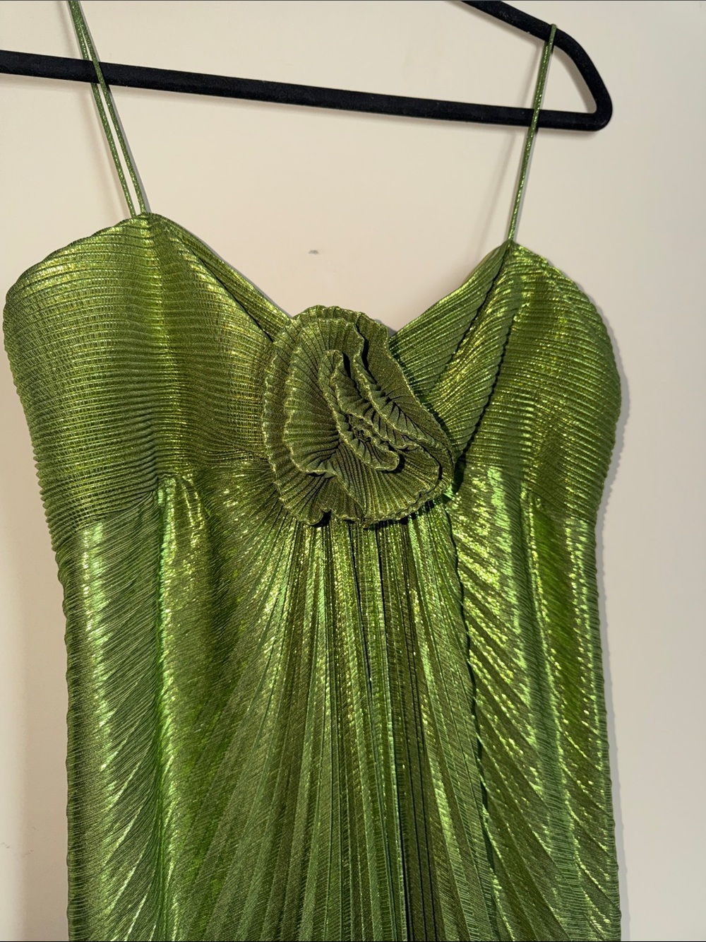 Mac Duggal 💚 Green Metallic Pleated Gown With 3D Flower - Picture 9 of 12
